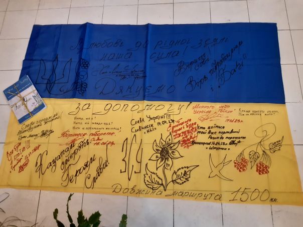 Asta benefica: bandiere Ukr autografate dai soldati di Bachmut 